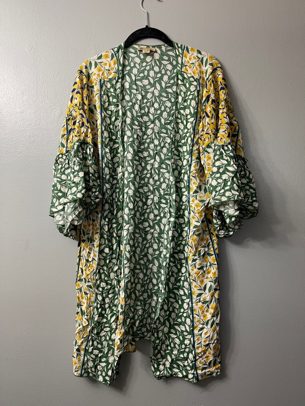 Democracy women’s S /m Colorful Tulip Print Ruffled Short Sleeve Kimono
